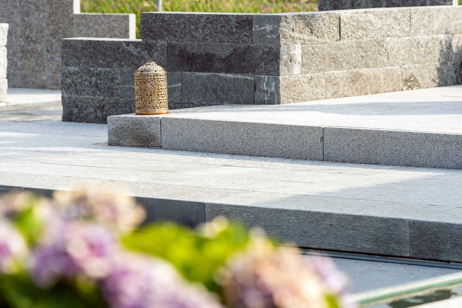 Hug Baustoffe: In der Gartenbau-Ausstellung in Nänikon geht es um eine realitätsnahe Präsentation der Steine und Materialien. So kann man erleben, wie die Produkte draussen in der Natur wirken und sich für Garten und Terrassen inspirieren lassen. hug-baustoffe.ch