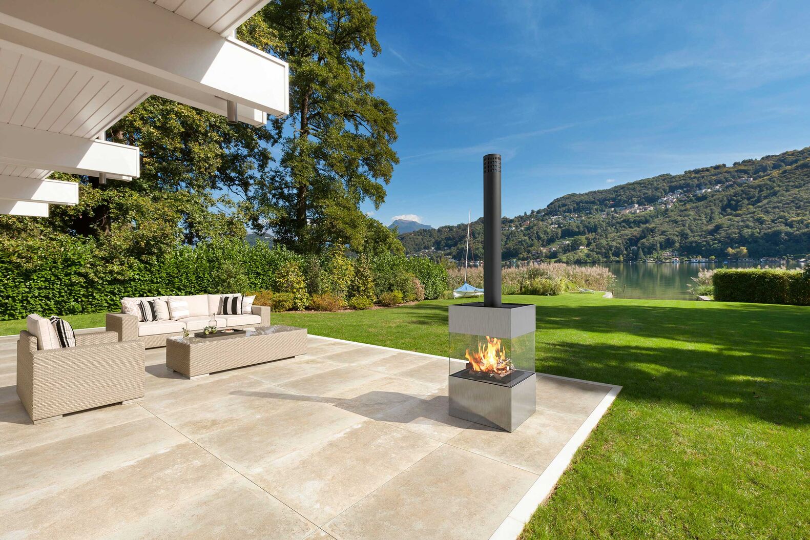 Antikoptik: Diese Feinsteinzeugplatte ist in vier Farben von Puderweiss, Aschgrau, Sandbraun zu Schokobraun erhältlich. Die unregelmässige Oberfläche weist ein schönes Farbenspiel auf und lässt die Platten wie einen echten antiken Stein aussehen. Mit Keramikplatten in Stein-, Holz-, Naturstein- oder Betonoptik gewinnen Lebensräume draussen an Weite. Keramik ist fleckenresistent, UV-beständig und benötigt nahezu keine Nachbehandlung. Ganz Baukeramik AG bietet in acht Ausstellungen in der Schweiz umfangreiche Auswahl und kompetente Fachberatung. Ebenfalls im Bild: der swissfirecube closeline, exklusiv rahmenlos, rauchfrei, mit 360° Feuersicht. ganz-baukeramik.ch