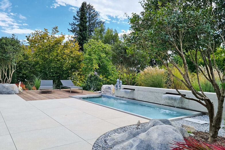 Mit Lichteffekten und Technik entstehen stilvolle Wasser-Komplettlösungen für den Garten. Die Brunnen werden perlgestrahlt oder aus beschichtetem Chromstahl, Stahl rostend oder Cortenstahl gefertigt. Grütter Metallwaren AG, www.gruettermetallwaren.ch