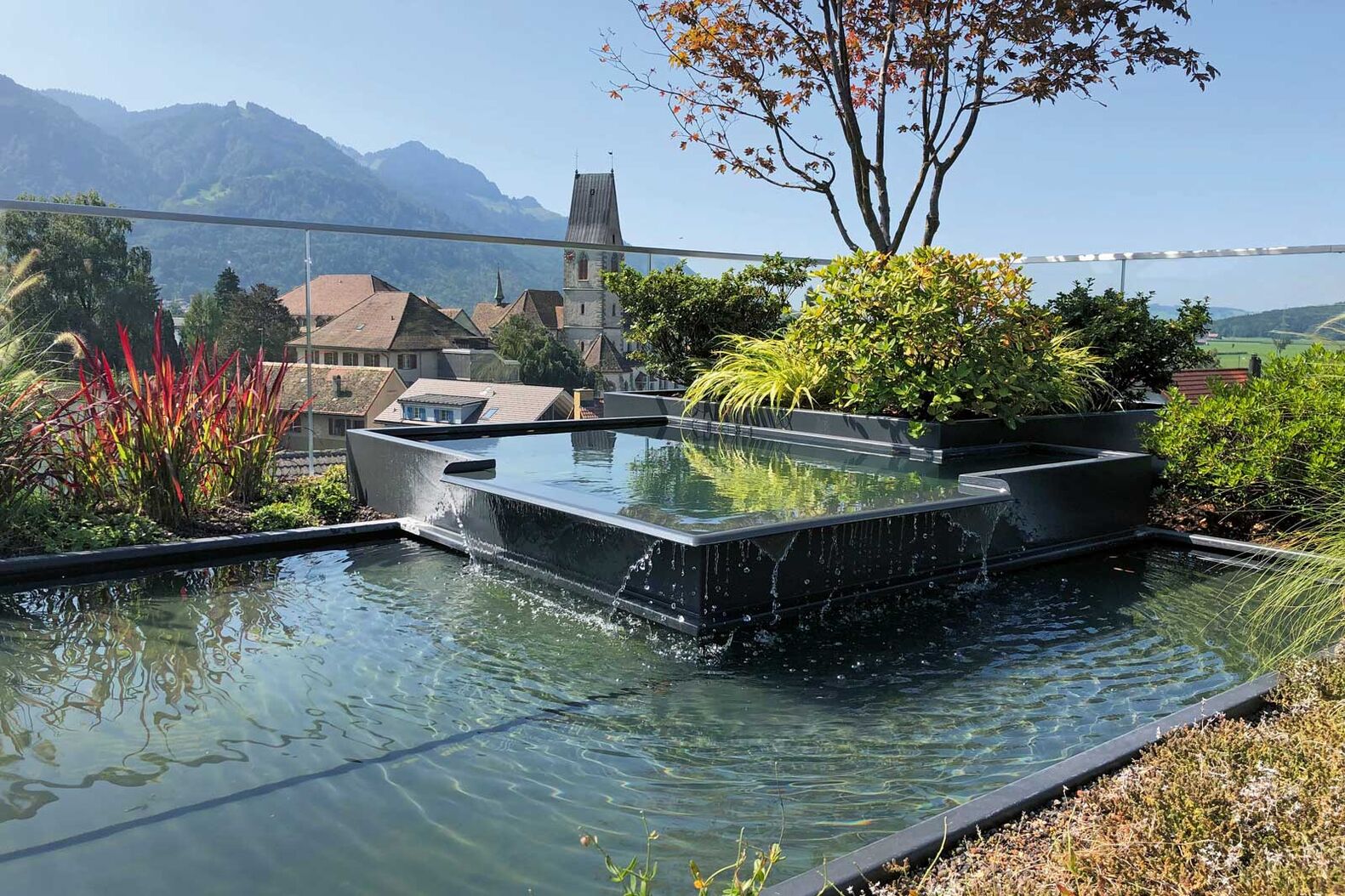 «Geht nicht, gibt es nicht» ist das Motto bei Mein Topf.ch. So werden Brunnen und ­Wasserspiegel ganz nach den Vorlieben der Kunden in Schweizer Handwerkskunst und Präzision massgefertigt. www.meintopf.ch