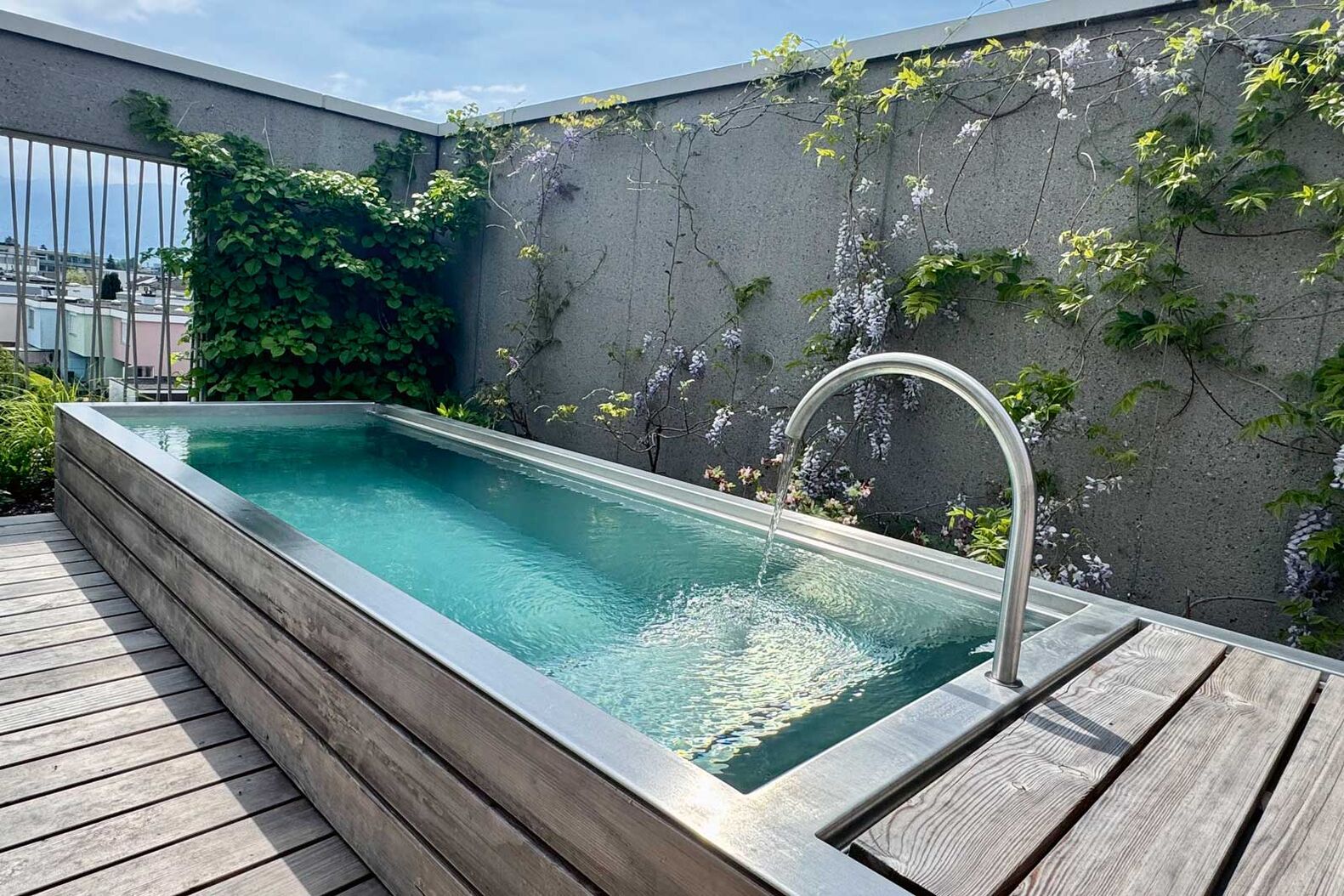 Seit über zehn Jahren entwickelt Chromtech, zusammen mit der Poolman GmbH, die Nanopools. Dies sind Badebrunnen mit Schwimmbadtechnologie. Sie können mit Holz oder Aluminium verkleidet werden. Zusätzlich kann weitere Technik ­wie ­Heizung, Beleuchtung oder Luftsprudel integriert werden. www.chromtech-ai.ch