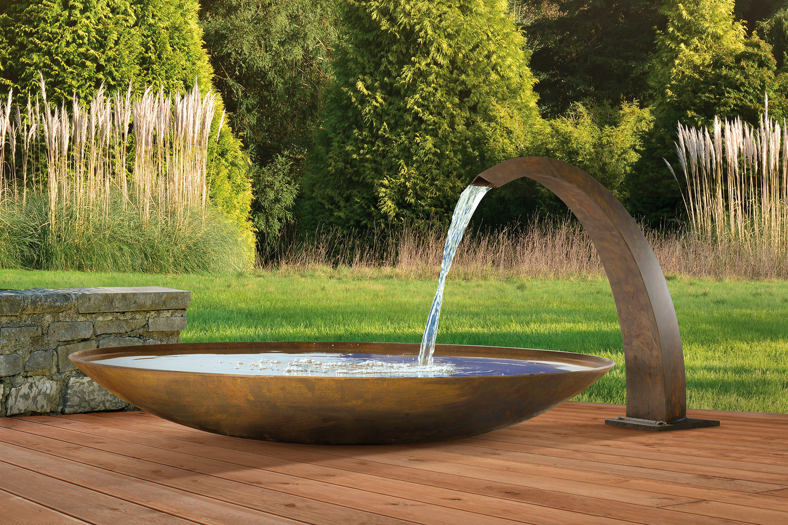 Fliessendes Wasser macht jeden Garten zu einem noch friedlicheren Platz. Besonders, wenn es in einem hochwertigen Brunnen plätschert. Die runde Wasserschale aus dem Sortiment der Sager Gartengalerie besteht aus massivem Cortenstahl. Sager Gartengalerie AG.