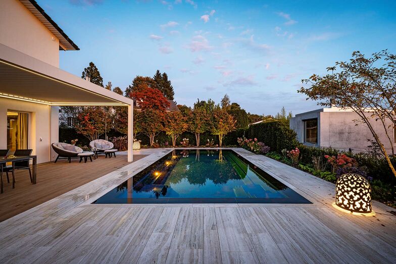 Holz und Keramik, klare Linien und aufeinander abgestimmte Farben prägen den eleganten Stil.