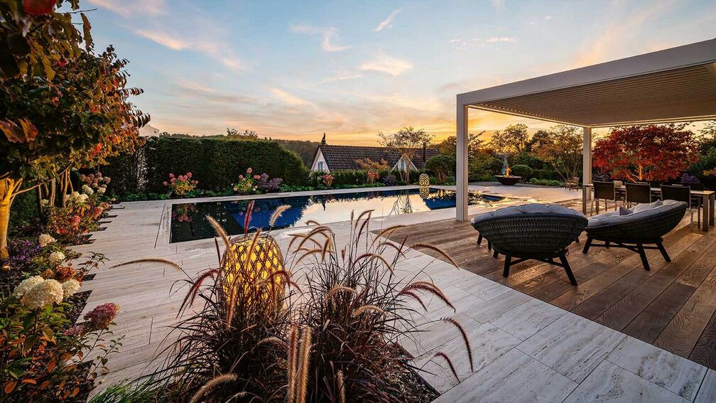 Garten und Pool: gut aufeinander abgestimmt