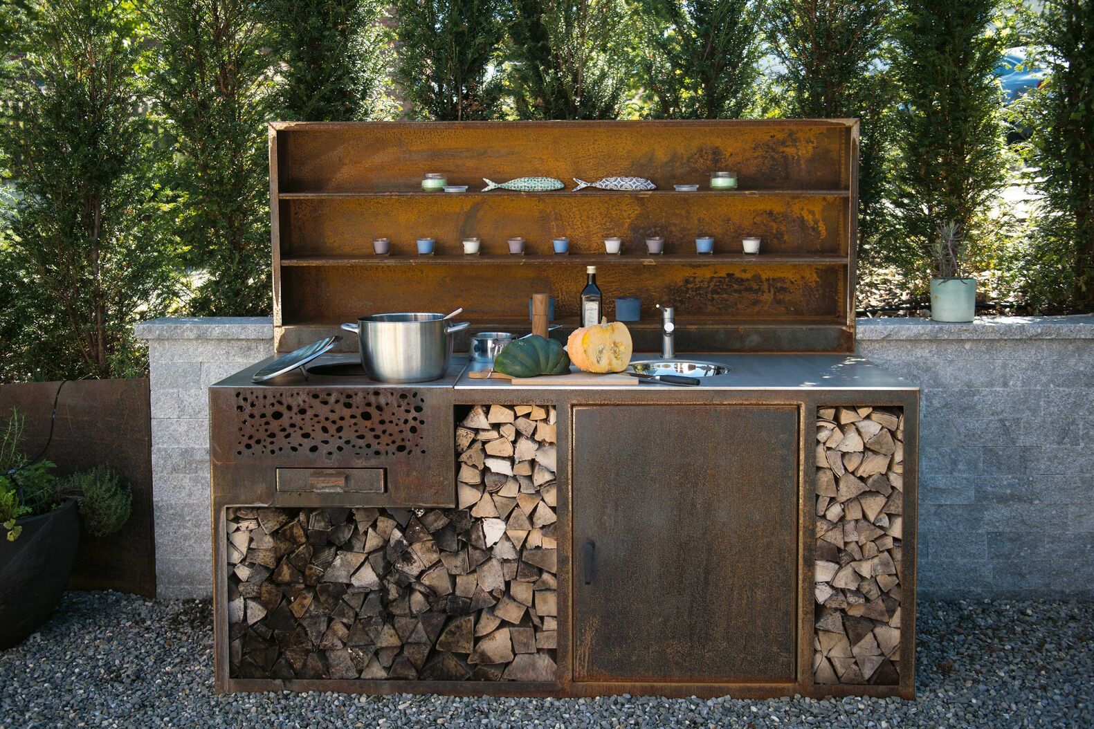 Edelstahl poliert, schwarz oder Cortenstahl in Rostoptik: In jedem Fall ist der «Flammengrill» eine Investition in gute Qualität. Varianten in Materialisierung, Dimension und Ausstattung bis hin zur komplett ausgestatteten Aussenküche lassen keine Wünsche offen. www.flammengrill.ch, www.gruettermetallwaren.ch