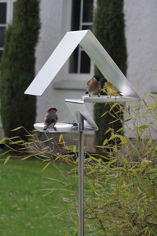 Vogelhäuschen aus rostfreiem Stahl und Aluminium von Opossum Design. 