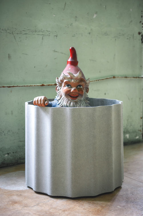 Pflanzgefäss «Kolonna» erinnert an die klassischen Säulen aus der Antike. Eternit.