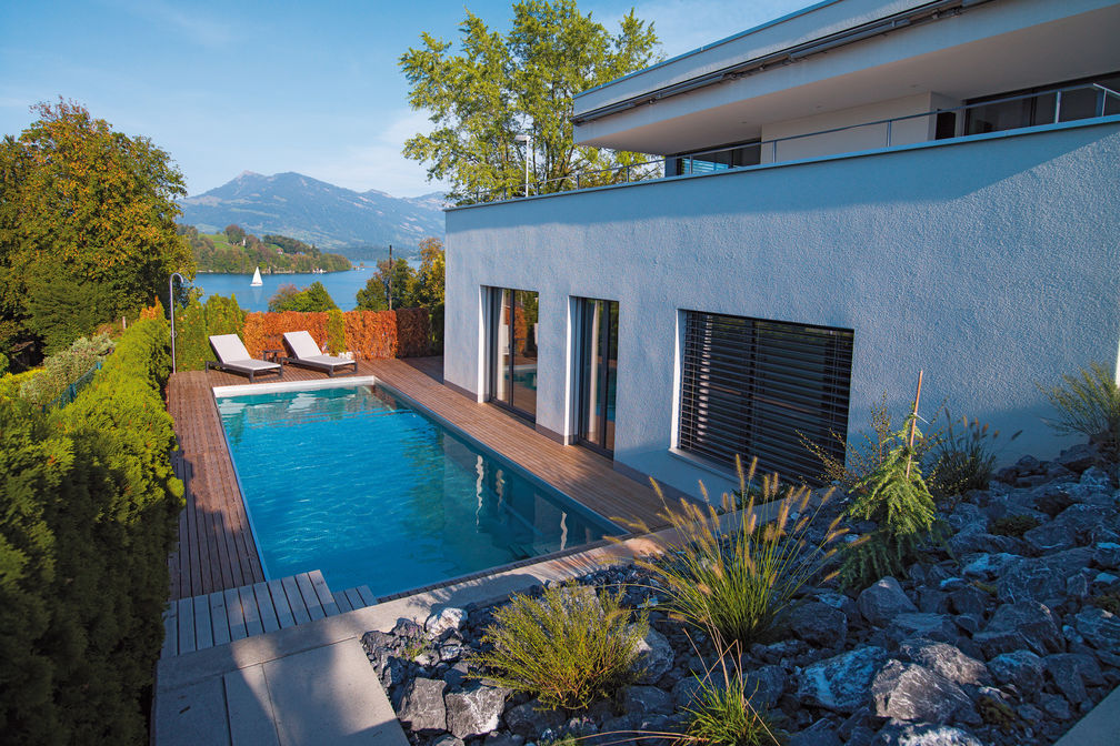 Edelstahl-Schwimmbad direkt am See: Die Anlage, harmonisch in die Umgebung eingebettet, wurde zeitgleich mit dem Neubau erstellt. Länge 9,5 m. Breite 3,6 m, Tiefe 1,54 m. Mit eingebauter Einstiegstreppe aus Edelstahl und vollautomatischer Wasseraufbereitungsanlage, Desinfektion mit Aktivsauerstoff (ohne Chlor). AC Schwimmbadtechnik AG.