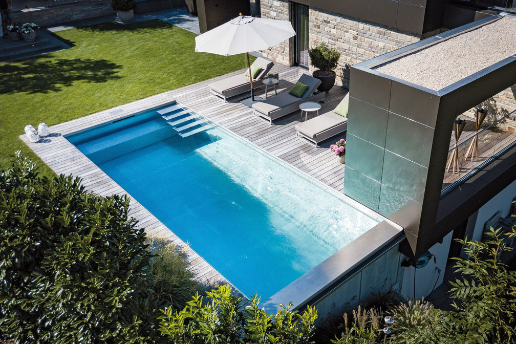 Spezialisten für Edelstahl: Ein massgefertigter Edelstahlpool, auf Wunsch mit komfortabler Einstiegstreppe, ist in jedem Fall ein glanzvolles und exklusives Unikat, im Garten, auf der Terrasse oder im Innenbereich. Eine Gegenstromanlage für sportliche Schwimmer ermöglicht grenzenloses Schwimmvergnügen. Edelstahl ist hygienisch und pflegeleicht, frostsicher und langlebig. Keller Metallbautechnik AG.