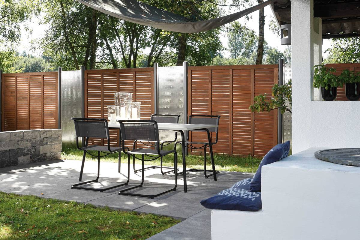 Das Spiel mit unterschiedlichen Materialien sorgt für Abwechslung: Elemente aus Glas und Metall, pflegeleichtem WPC oder Echtholz. Tomwood AG.