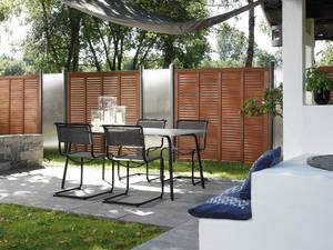 Das Spiel mit unterschiedlichen Materialien sorgt für Abwechslung: Elemente aus Glas und Metall, pflegeleichtem WPC oder Echtholz. Tomwood AG.