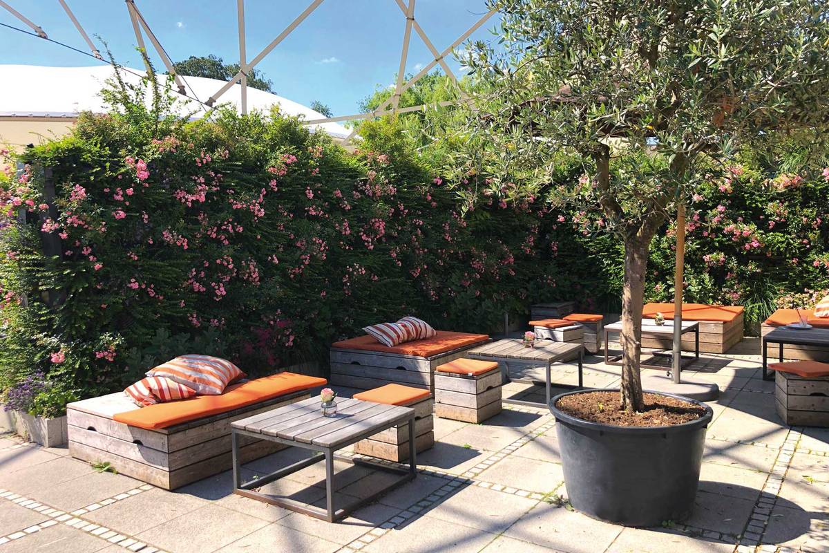 Was aussieht wie eine grüne Hecke, ist ein mit Erde gefülltes, bepflanztes Elementsystem, das Sicht- und Lärmschutz bietet. Naturawall.