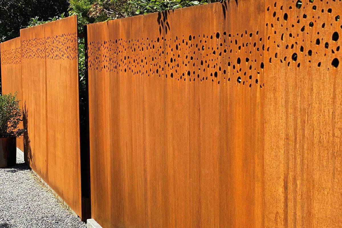 Sichtschutzwände aus Cortenstahl können mit verschiedenen Motiven individuell gestaltet werden. Mein Topf GmbH.