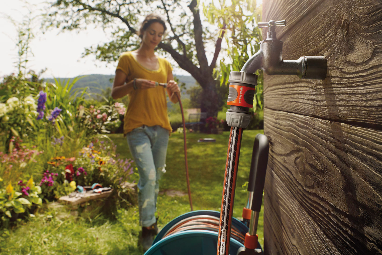 Ein Klick und es passt: Seit 50 Jahren steht Gardena für die einfache Verbindung von Wasserhahn, Schlauch und Anschlussgerät. Gardena.