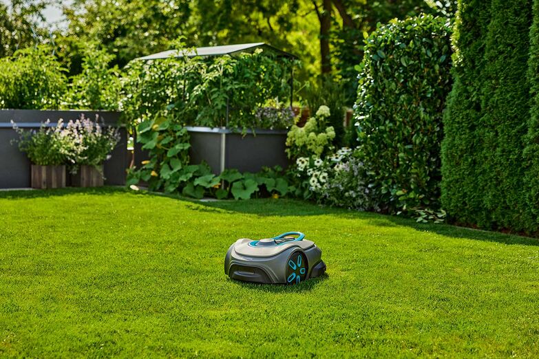 Innovative Gartenroboter: Sie sehen nicht nur schnittig aus, sie sind auch ziemlich smart: Die neuen «Sileno free» Mähroboter von Gardena sind ohne eine vorherige Installation von Begrenzungskabeln, Antennen oder Sendemasten startklar. Die Modelle «Sileno pro» und «Sileno max» lassen sich individuell auf die jeweilige Rasenfläche abstimmen. Da ist der jederzeit perfekte Schnitt garantiert – und das ganz automatisch. www.gardena.ch