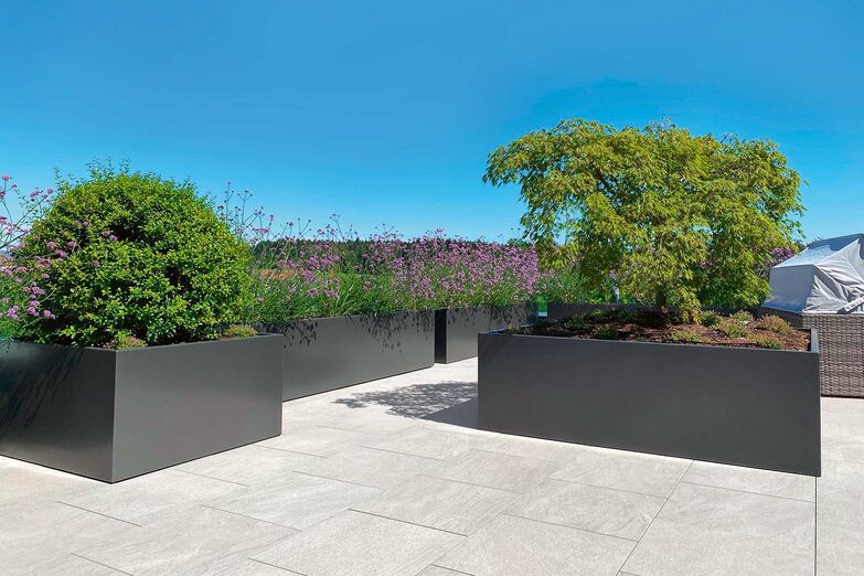 Passender Topf: Mein Garten, mein Topf – mit den Swissmade Produkten der Mein Topf GmbH ist das kein Wunschdenken mehr. Ganz egal ob rund, eckig, hoch, breit oder schmal: Die Firma stellt Pflanzengefässe nach Mass und in der Wunschfarbe her. Mit den individuellen Töpfen vereinen sich höchste Ansprüche an Design und Funktionalität. Die perfekte Lösung für jede Terrasse. www.meintopf.ch