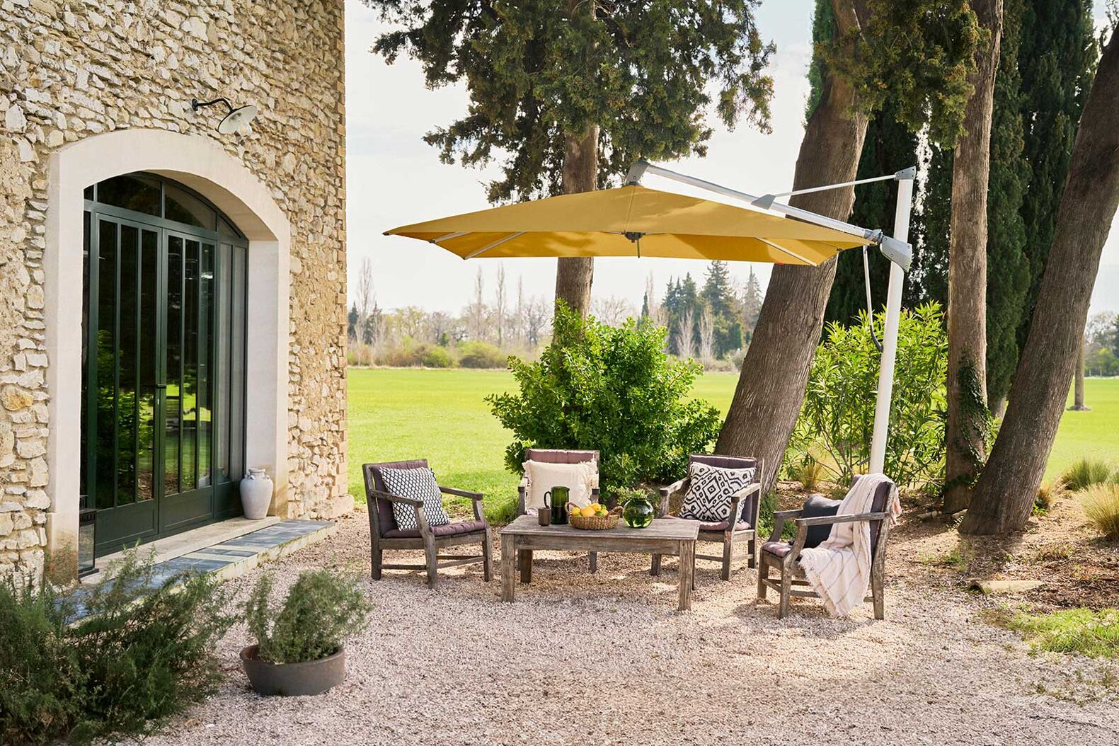 Gut geschützt: Sonnenschirm ist nicht gleich Sonnenschirm. Das beweisen die innovativen Lösungen der Glatz AG. Denn die modernen Seitenmastschirme beschatten von der Seite und lassen so sehr viel Platz unter dem Schirmdach. Ein solches Modell ist zum Beispiel der «Sombrano S+». Mit seinem stylischen Design macht er in jedem Garten eine gute Figur. Und der langlebige Schirmbezug schützt zudem zuverlässig vor UV-Strahlen. www.glatz.com