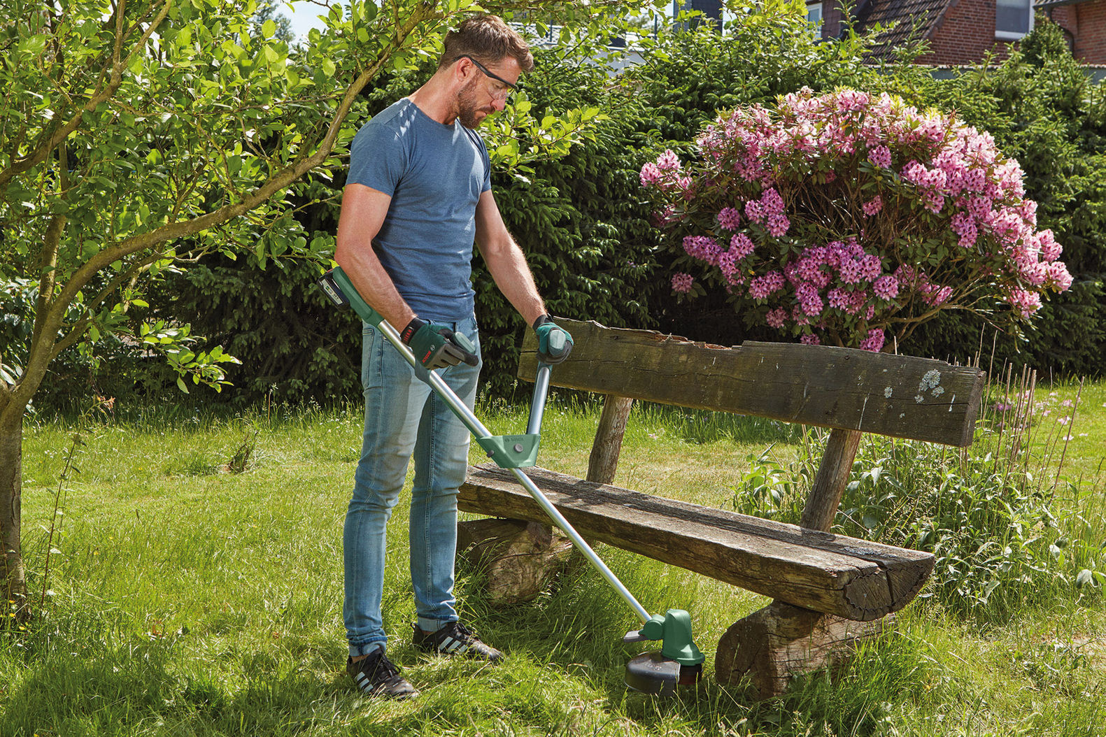Schont den Rücken: Akku-Trimmer «UniversalGrassCut 18» für saubere Rasenkanten. Bosch-Garden.