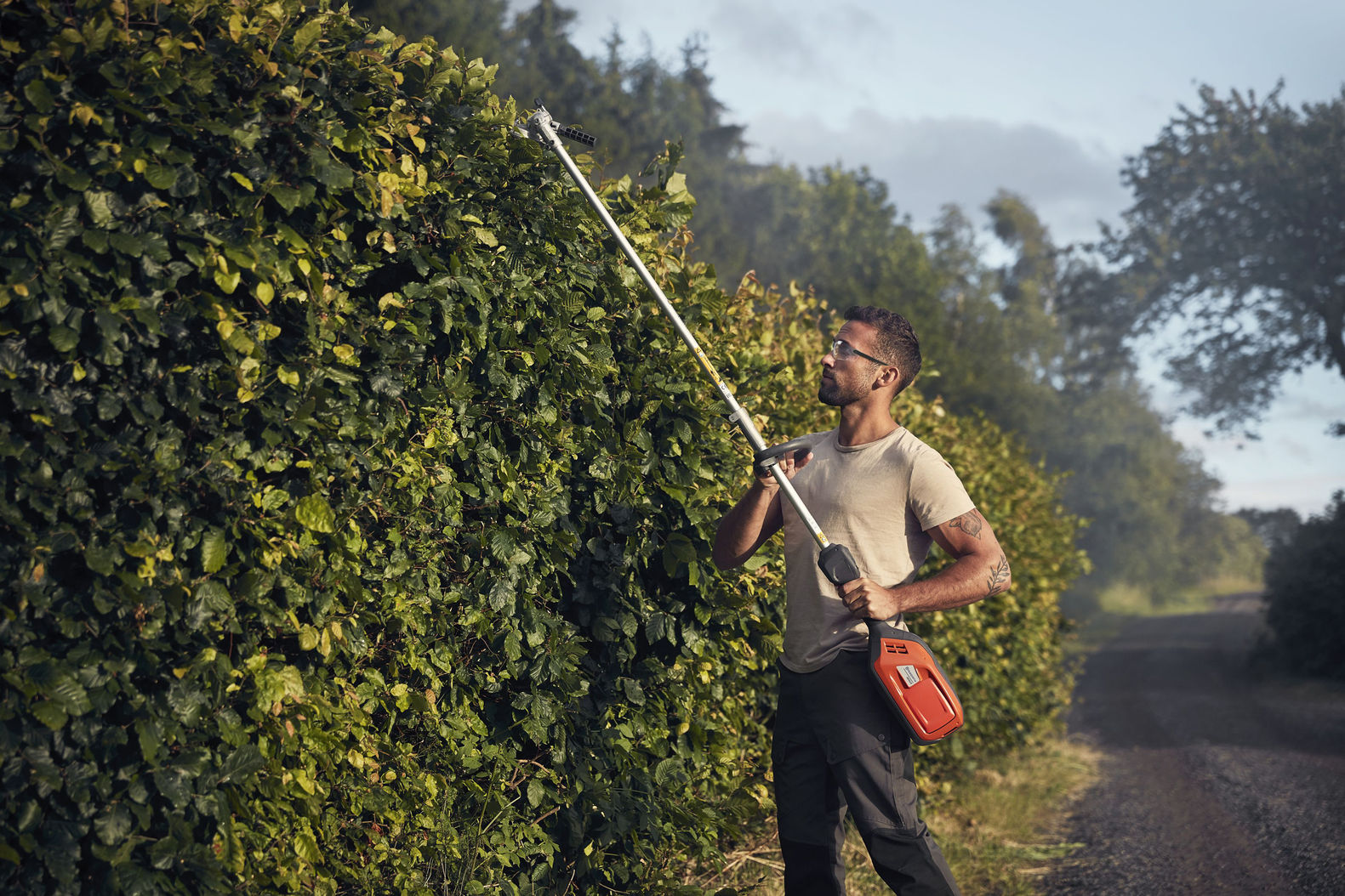 Hecke schneiden, Laub wegblasen oder Rasen trimmen: Der akkubetriebene Husqvarna «Kombi-Trimmer 325iLK» bietet maximale Flexibilität bei der Gartenarbeit. Insgesamt dreizehn verschiedene Aufsätze stehen für die unterschiedlichsten Anwendungen zur Verfügung. Husqvarna Schweiz.