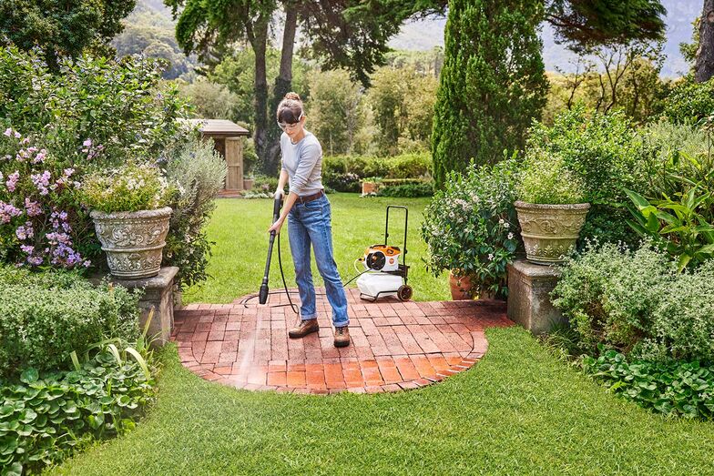 Kraftvolle Aussenreinigung ohne Kabel: Ein Accessoire für Reinigungsarbeiten im Garten. Der leicht tragbare Akku-Hochdruckreiniger «REA 60 PLUS» sorgt mit einem maximalen Druck von 130 Bar für eine gründliche Säuberung auf dem gesamten Grundstück. Dank des leistungsstarken Akkus sind keine Stromkabel erforderlich. Das Gerät kann sowohl über einen gewöhnlichen Wasseranschluss als auch im Ansaugbetrieb, etwa aus einer Regentonne, mit Wasser versorgt werden. Ein abnehmbarer Wassertank ist als Zubehör erhältlich. Stihl Vertriebs AG, www.stihl.ch