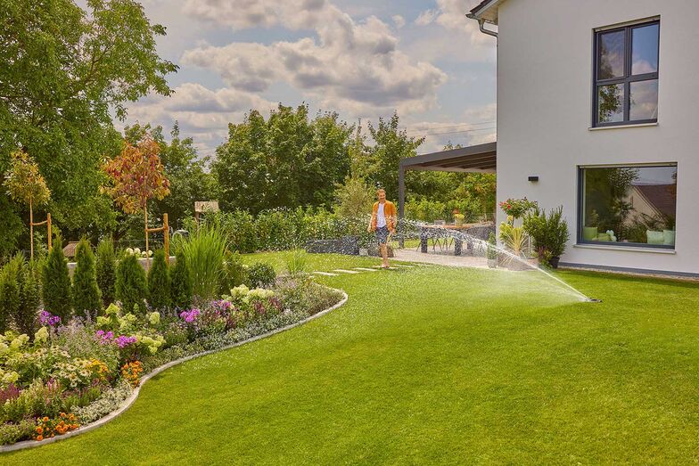 Smarte Bewässerung: Mit dem Bewässerungssystem «AquaPrecise» wird die Rasenbewässerung neu definiert und als komfortable Komplettlösung vereinfacht. Die konturgenaue Einrichtung von Gardena verteilt das Wasser gleichmässig und präzise und berücksichtigt dabei die Form der Rasenfläche. Der individuelle Umriss der Rasenfläche sowie die Bewässerungszeit und -dauer sind einfach über eine spezifische App programmierbar. Husqvarna Schweiz AG, www.gardena.com