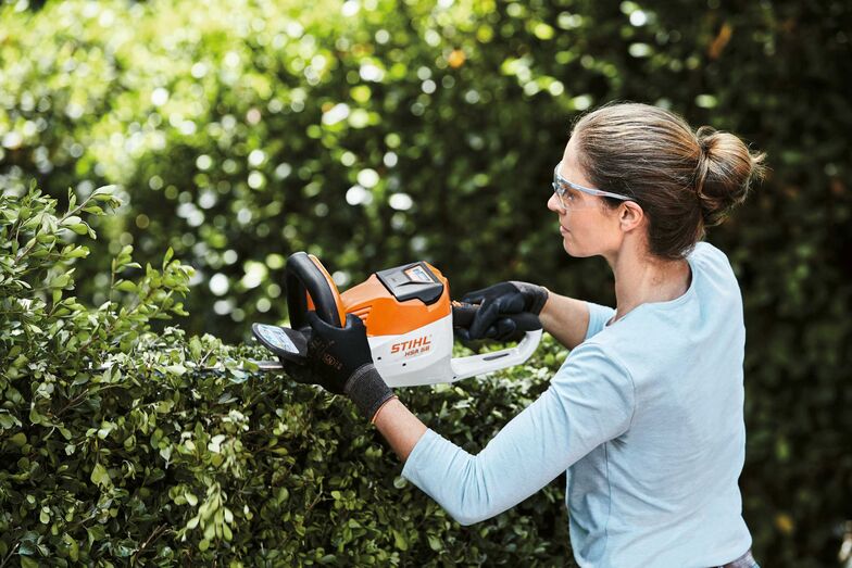 Hecken und Sträucher werden im zeitigen Frühjahr in Form gebracht.