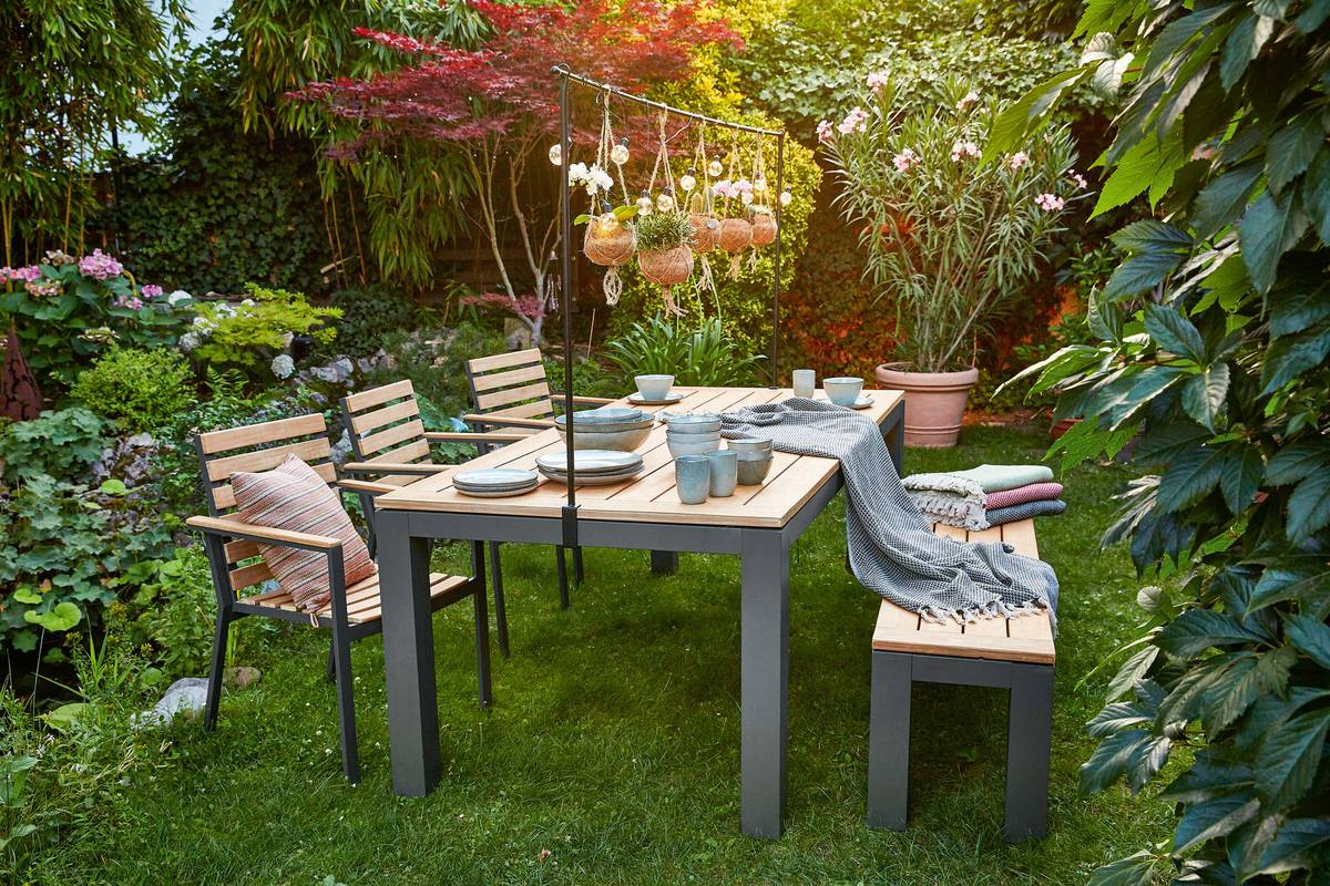 Der «sunfun® Diningtisch Lynn» aus Akazienholz in Teak-Optik ist besonders pflegeleicht und bestens für den Einsatz im Freien geeignet. Mit dem leichten Aluminiumgestell in Anthrazit passt er sich jeder Umgebung an und ist vielseitig kombinierbar. L 220 x B 100 x H 76 cm. Von der bequemen Sitzmöglichkeit bis zur Solarbeleuchtung für den Garten oder einem Sonnenschutz reicht das Garten + Freizeit Sortiment des Anbieters. Auch für Pflanzen, vom Dünger bis zum Pflanzgefäss, ist gesorgt. Bauhaus.