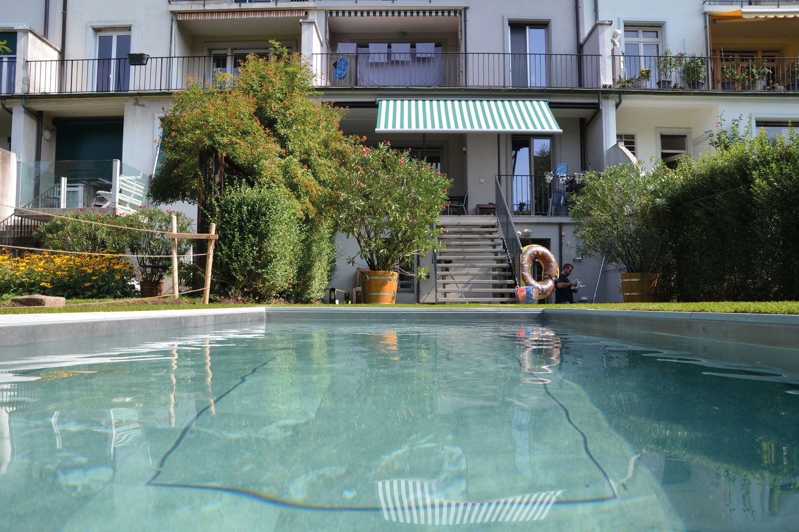 Für kleine Gärten empfiehlt sich ein Hubboden: Wird nicht gebadet, kann die Fläche anderweitig genutzt werden. Mein Topf GmbH.