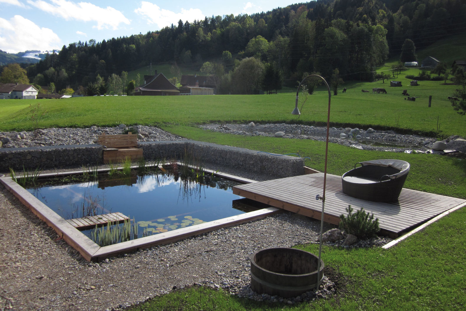 Planschen im «Ecopool» verspricht naturnahen Badespass. Holz-Schwimmteich mit Terrasse. Abderhalden Gartenbau AG.