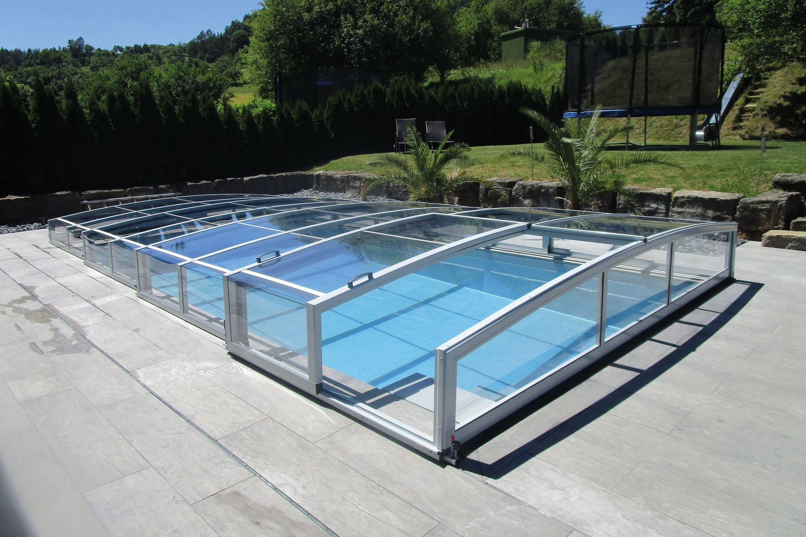 Mit der richtigen Überdachung ist jeden Tag Badewetter: Modell «Carat» gibt es ganz nach Wunsch superflach oder in Stehhöhe. Vöroka GmbH.