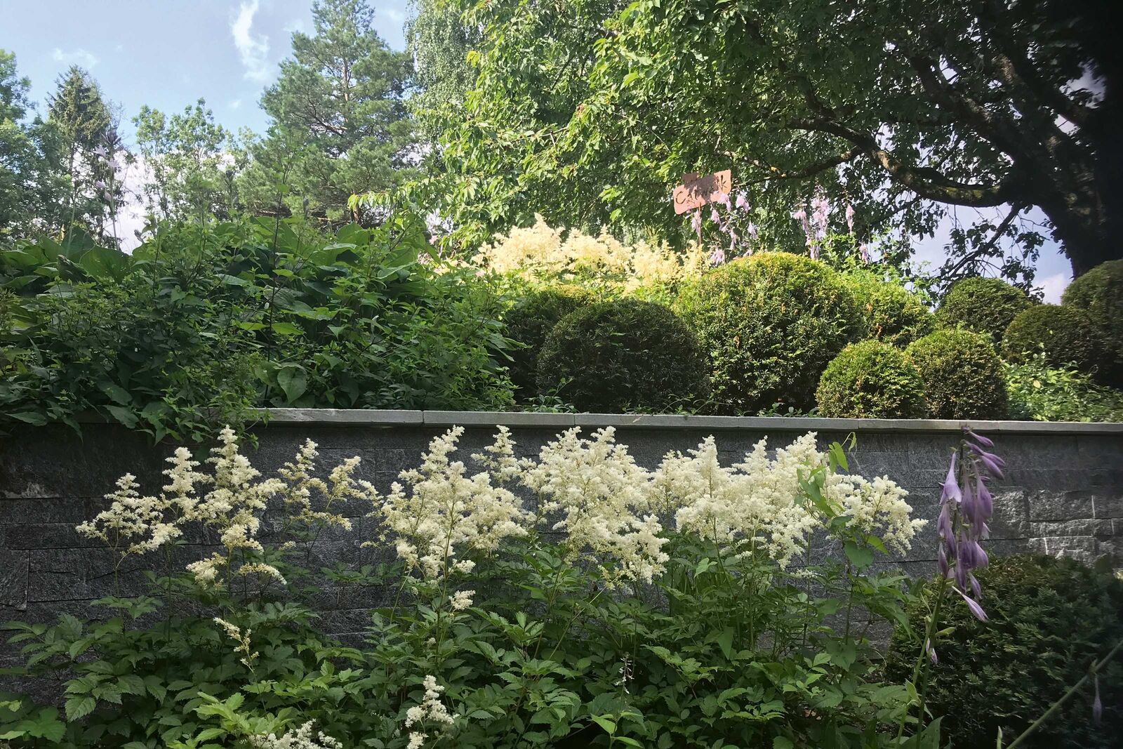 Damit die Pflanzen im Garten üppig wachsen, wird konsequent auf chemische Pflanzenschutzmittel verzichtet und organsiche Düngemittel eingesetzt.