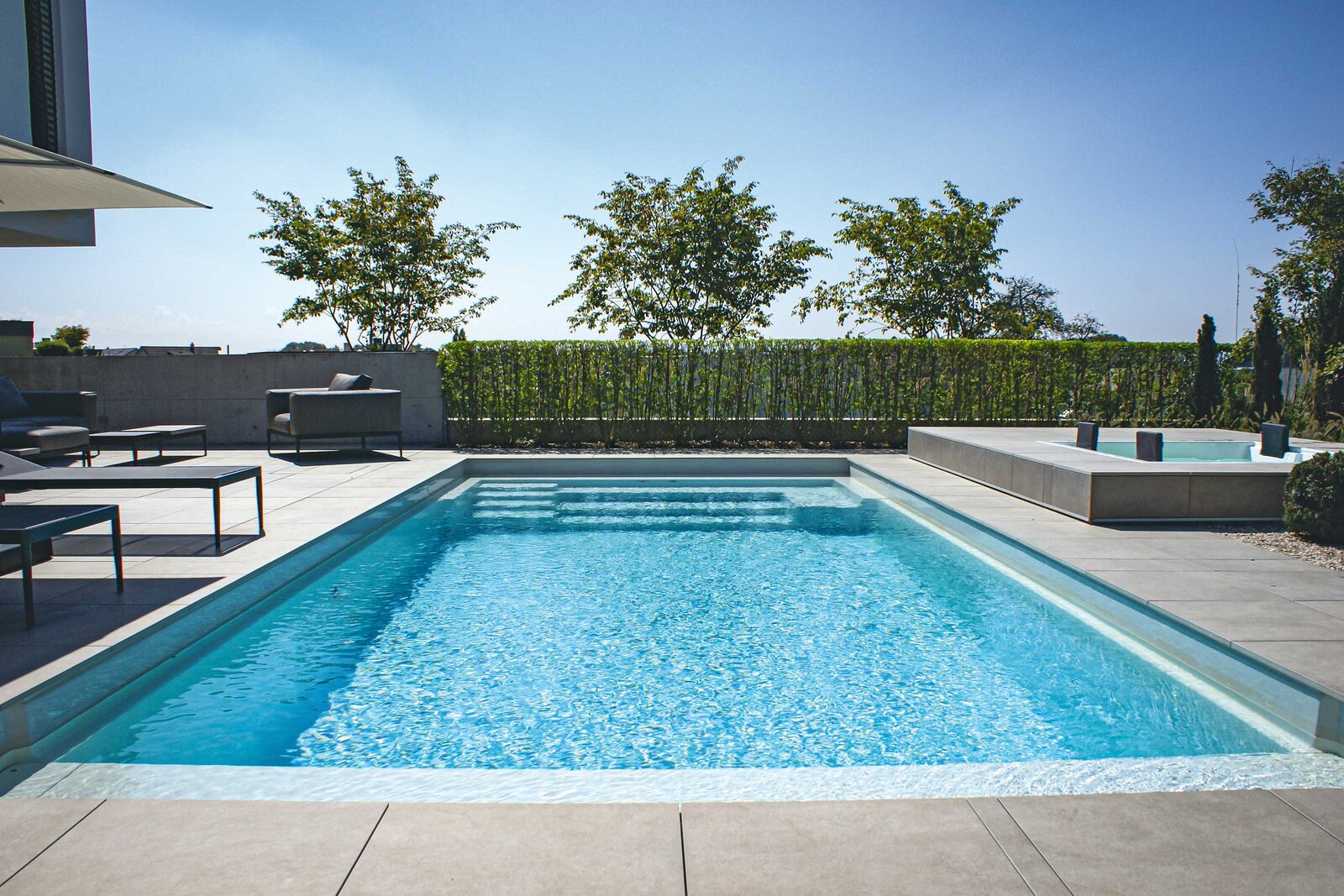 Ein Garten mit Pool ist für viele ein Traum. Die Hegi Garten AG arbeitet mit erfahrenen Poolbauern zusammen und lässt den Traum Wirklichkeit werden.