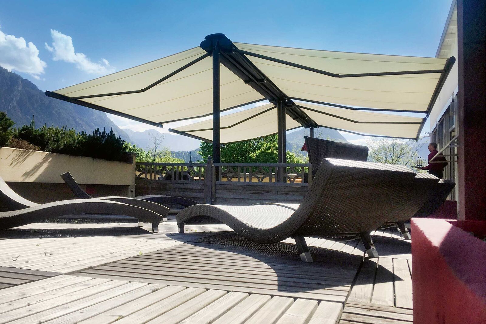 An dem Markisenständer «syncra» lassen sich bis zu zwei Kassettenmarkisen anbringen.