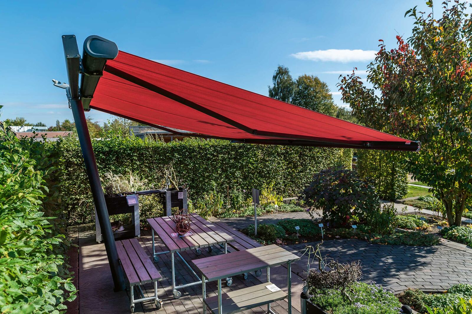 Der Markisenschirm «planet» lässt sich schwenken. So ist der Schatten immer am richtigen Platz.
