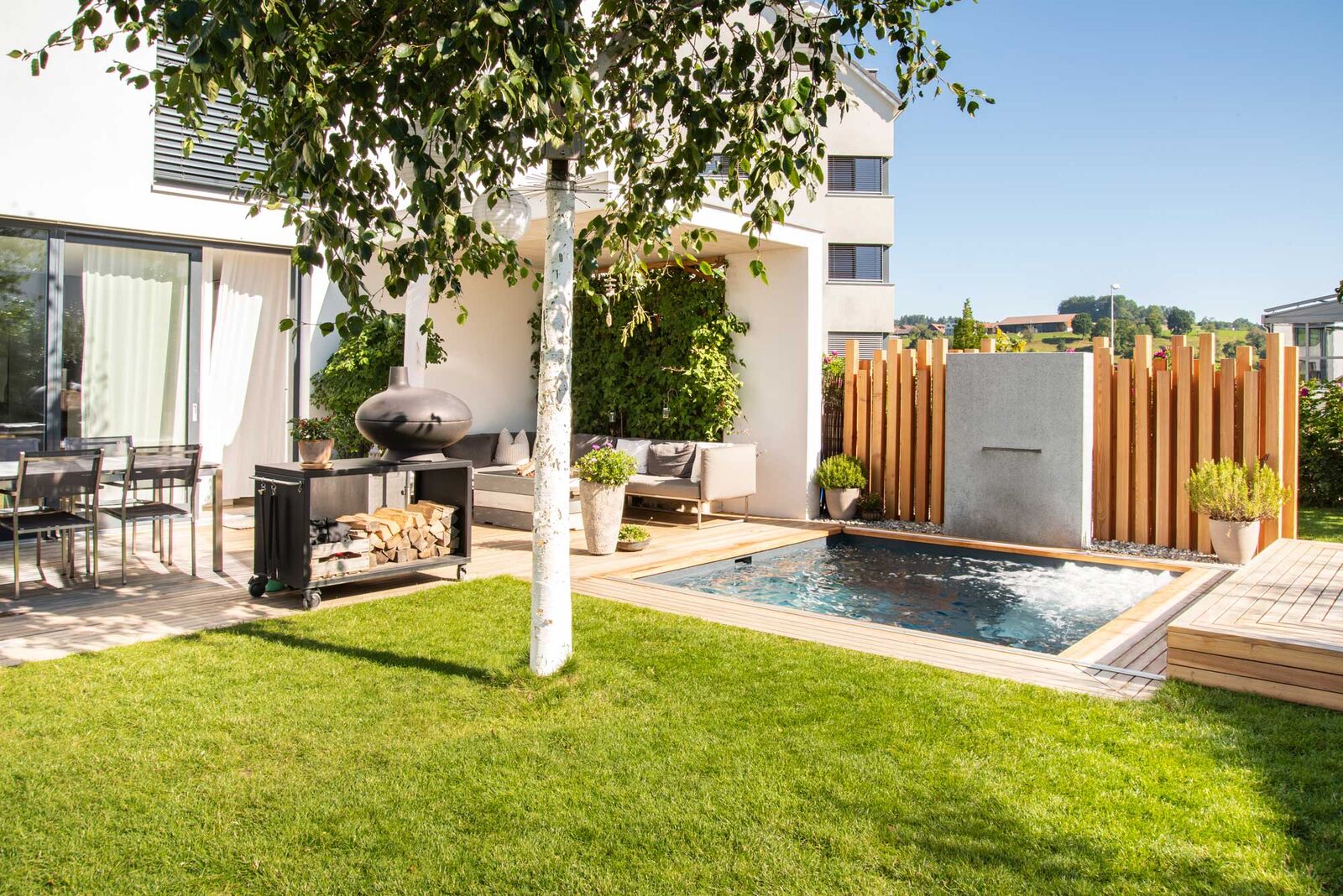 Ein Minipool bietet Erfrischung im eigenen Garten.