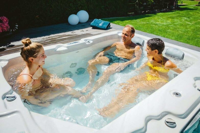 Wohltuende Wärme löst Verspannungen, sprudelndes Wasser beruhigt den Geist: Der eigene Whirlpool schenkt der ganzen Familie täglich pure Lebensqualität.