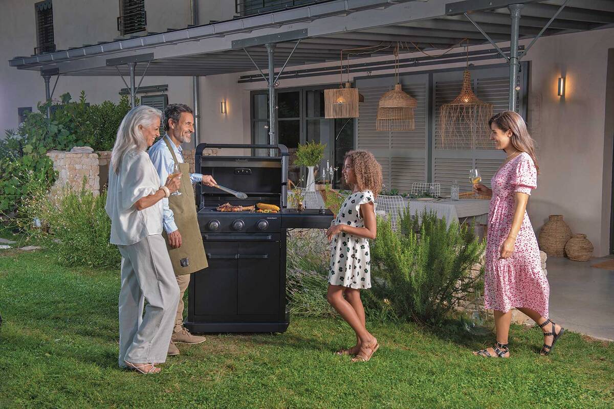 Der «3 Series Onyx S» von Camping Gaz begleitet Grillbegeisterte durch den lauen Sommerabend. Camping Gaz (Schweiz) AG.