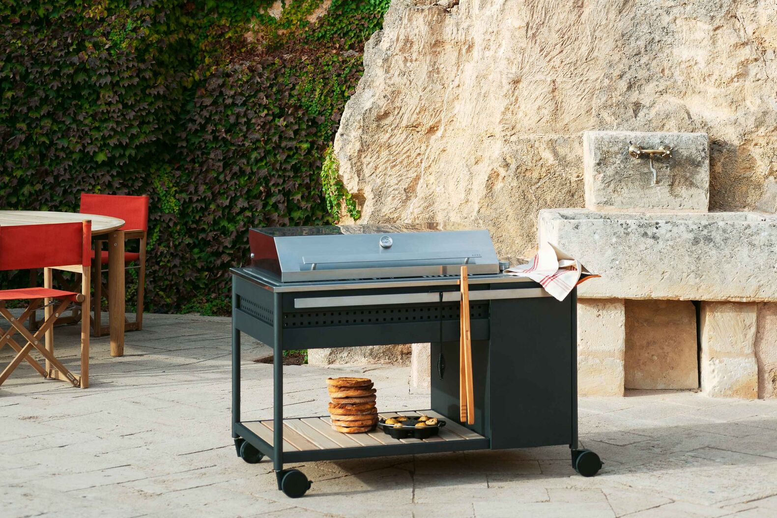 Die von Designer Rodolfo Dordoni entworfene Outdoor-Küche Norma bietet neu als Alternative zum Kochfeld einen Grillwagen mit Deckel für indirektes Kochen an. Damit reiht sie sich nahtlos in Outdoor-Wohnkonzepte ein, die mit den Möbeln der Marke gestaltet werden für Aussenräume von hohem ästhetischem und funktionalem Wert. www.rodaonline.com