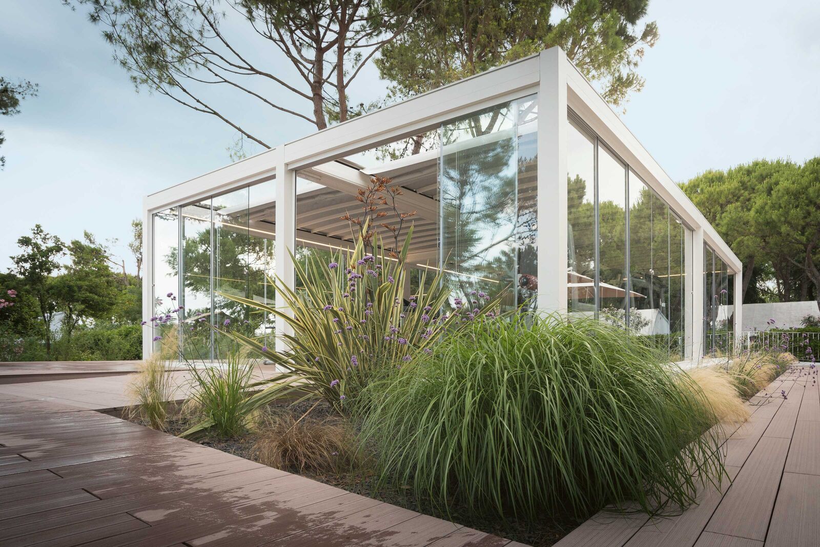 Die Pergola «FP 7» bietet sich als modulares Beschattungssystem an, das individuell in Breite und Länge erweiterbar ist. Wandbündig oder freistehend (bis 5,5 m Breite und 7 m Ausladung) als Einzelanlage gebaut; die gesamte Konstruktion (Rahmen und Trägerprofile) wird aus pulverbeschichtetem Aluminium in vier Standardfarben sowie zahlreichen weiteren Farboptionen hergestellt. 