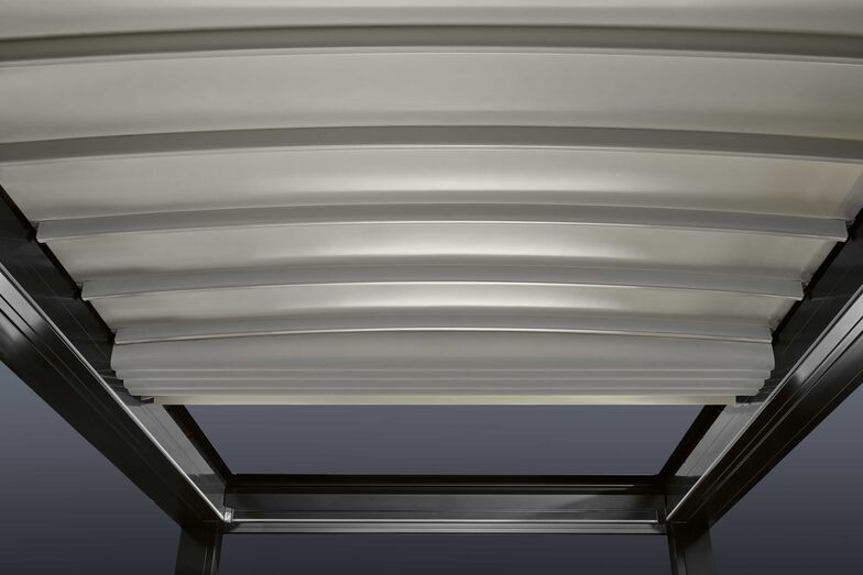 Das sanft gewölbte Faltdach kommt mit minimalen Platzbedürfnissen aus und überzeugt sowohl optisch wie konstruktiv. Mit integriertem Wasserablaufsystem und smarter Schleuse für die Tuchbespannung.