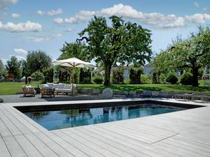 An bester Lage: «Vita Pool Classic» im Format 9 x 3,6 x 1,54 Meter mit bequemer Eckeinstiegstreppe. Voll isoliert, mit Solar-Rolladen und vollautomatischer Wasseraufbereitung. Vita Bad AG.