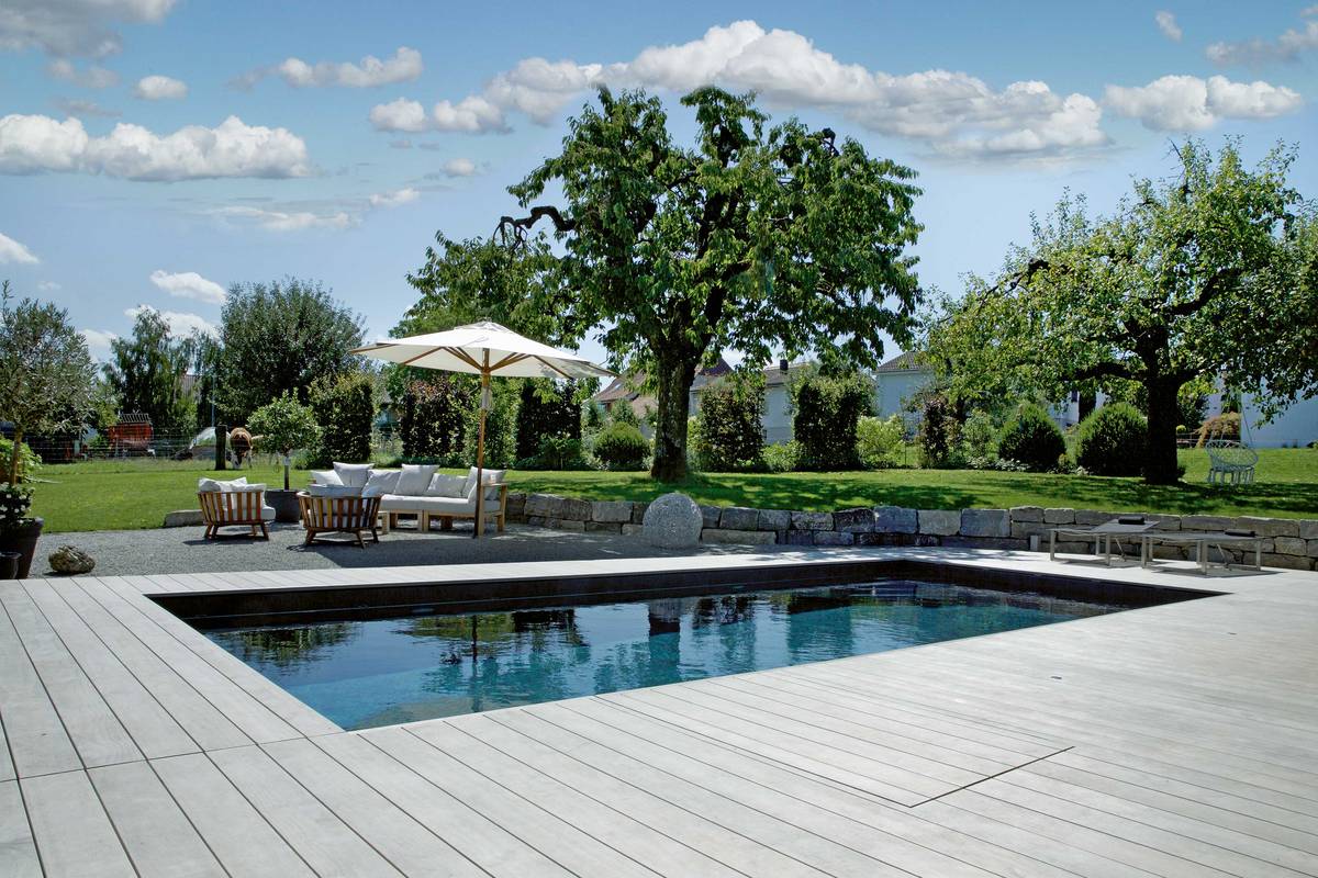 An bester Lage: «Vita Pool Classic» im Format 9 x 3,6 x 1,54 Meter mit bequemer Eckeinstiegstreppe. Voll isoliert, mit Solar-Rolladen und vollautomatischer Wasseraufbereitung. Vita Bad AG.