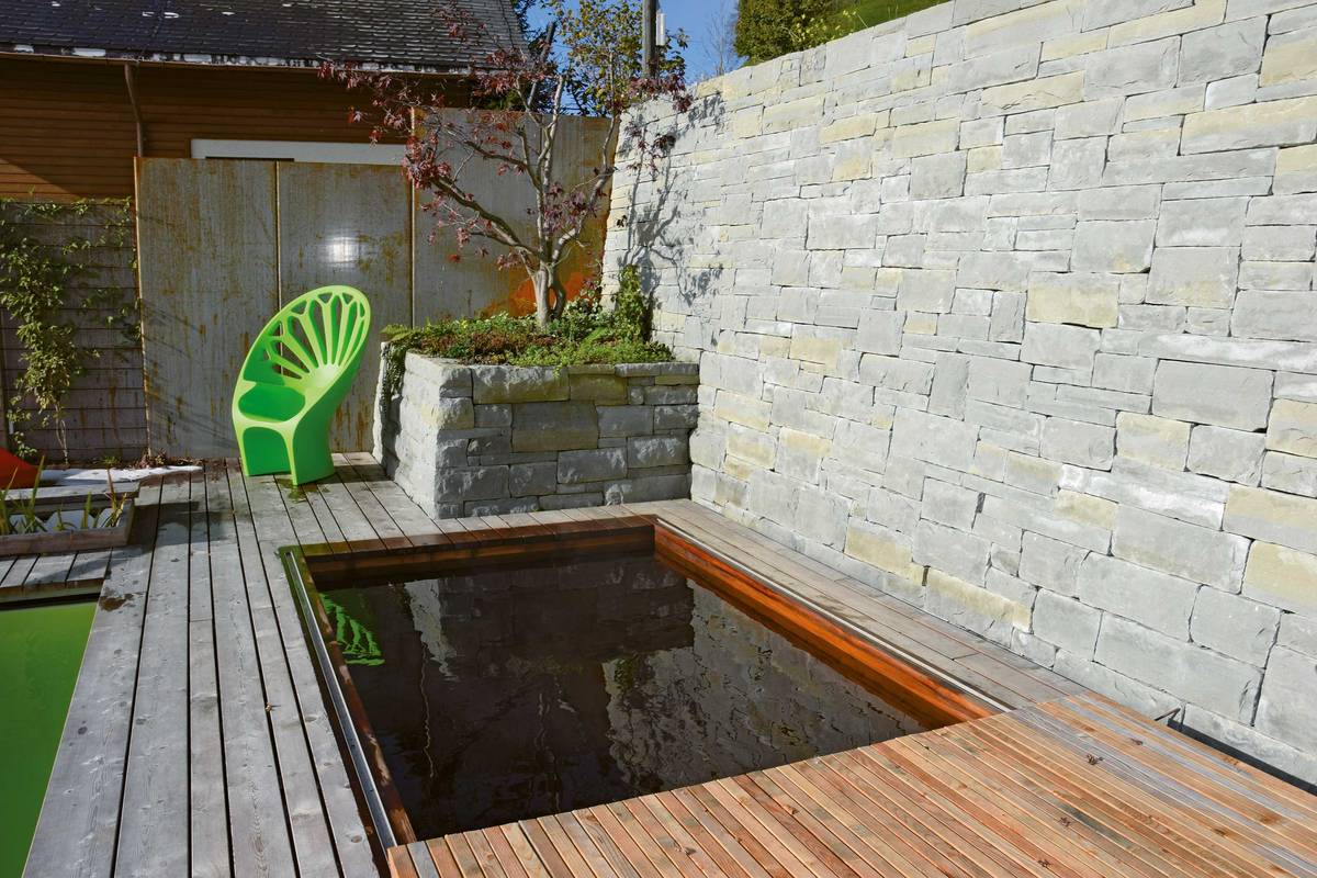 Fast wie am Meer: Bio-Meersalz-Pool mit Schiebedeck zum Floaten und Entspannen. Im Unterschied zum klassischen Solebad ohne Chlor oder andere Desinfektionsmittel. Das Wasser ist besonders hautfreundlich. Abderhalden Gartenbau AG.
