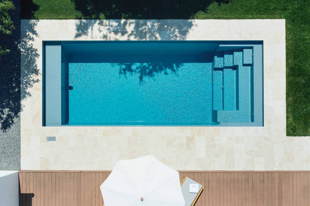 Perfekt integriert: Die mediterrane Wohlfühloase wurde in enger Zusammenarbeit mit dem Gärtner gestaltet. Das Fertigbecken der Marke Riviera Pool mit stirnseitiger Treppe und Flachwasserbereich zum Sitzen und Liegen im Wasser ist mit automatischem PVC-Rollladen und einer vollautomatischen Wasseraufbereitung ausgestattet. Marlin AG.
