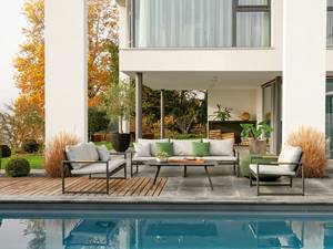 Draussen wohnen: Die wetterfeste Loungegruppe «Antwerpen» ist die sommerliche Alternative zur Couch drinnen im Haus. Das Gestell ist aus pulverbeschichtetem Edelstahl, die Armlehnen aus Teakholz. Hunn Gartenmöbel AG.