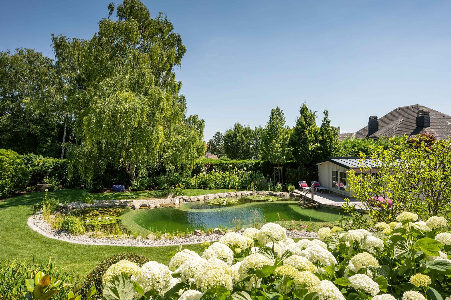Biotop steht für naturnahes Badevergnügen in kristallklarem, chlorfreiem Wasser. Die vielen Gestaltungsmöglichkeiten reichen vom geradlinigen Designer-Pool bis zu Becken oder Teichen mit bepflanzten Bereichen. Im Winter lässt sich auf dem zugefrorenen Schwimmteich sogar Eislaufen. Biotop Landschaftsgestaltung GmbH, www.bio.top