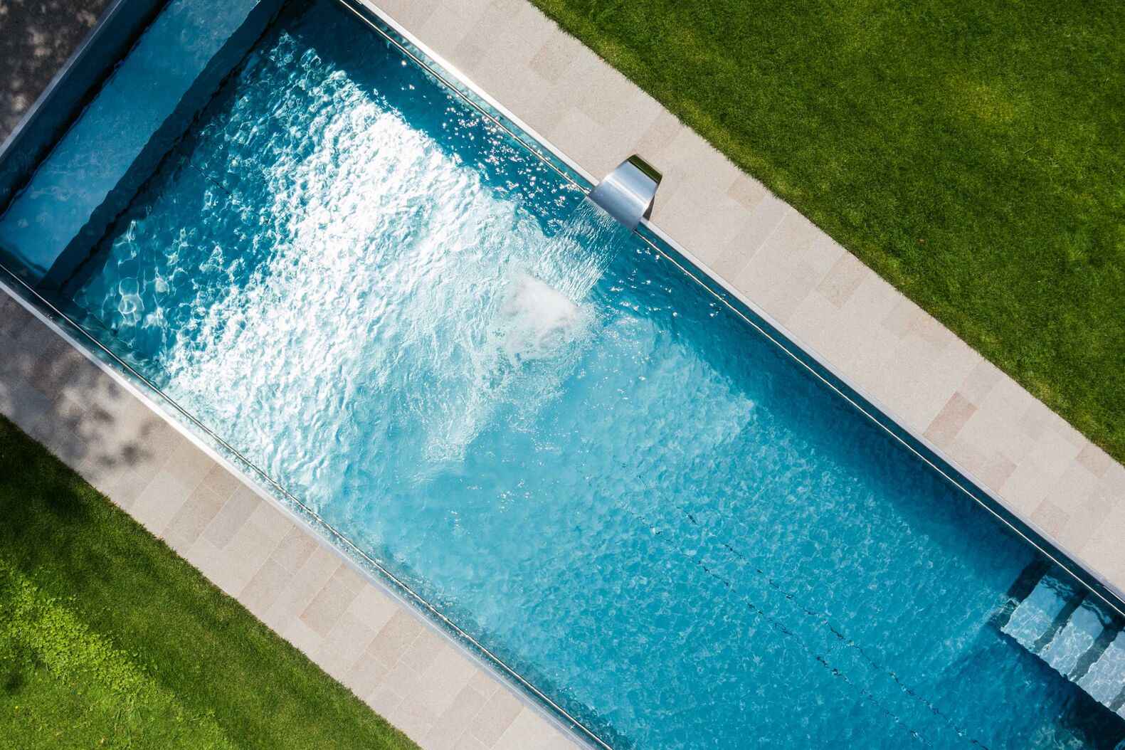 Beim Edelstahlbecken begeistert die Rücken- und Massage-Schwalldusche, die leicht über einen Taster zu bedienen ist. Eine geschlossene Treppe führt ins Wasser. Marlin AG, www.marlin.ch