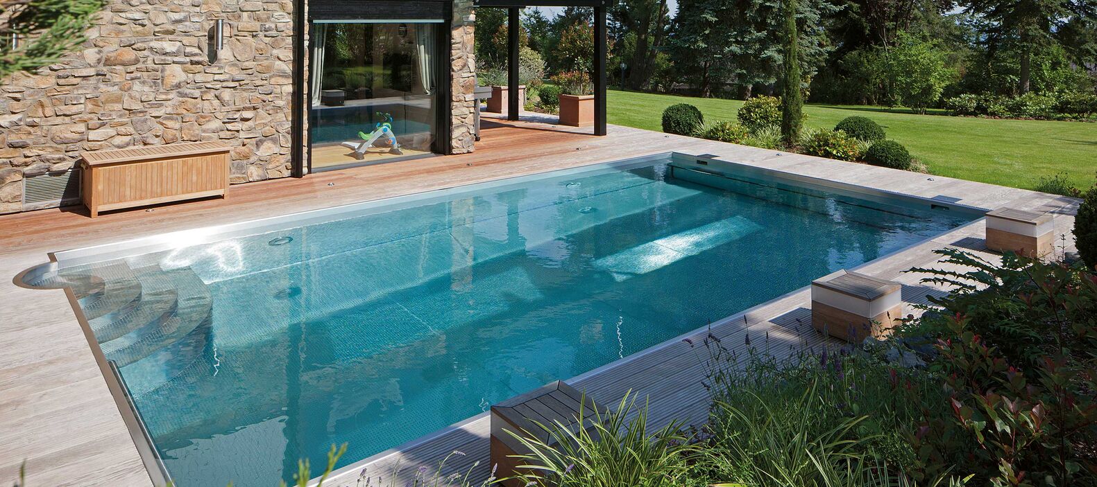 Mit einem guten Gefühl ins kühle Nass springen geht dank Grünbeck: Die Ultrafiltrationsanlage «spaliQ:UF150:» sorgt für reine Wasserqualität mit komfortabler Bedienung übers Smartphone. Grünbeck Wasseraufbereitung Schweiz GmbH, www.gruenbeck.ch