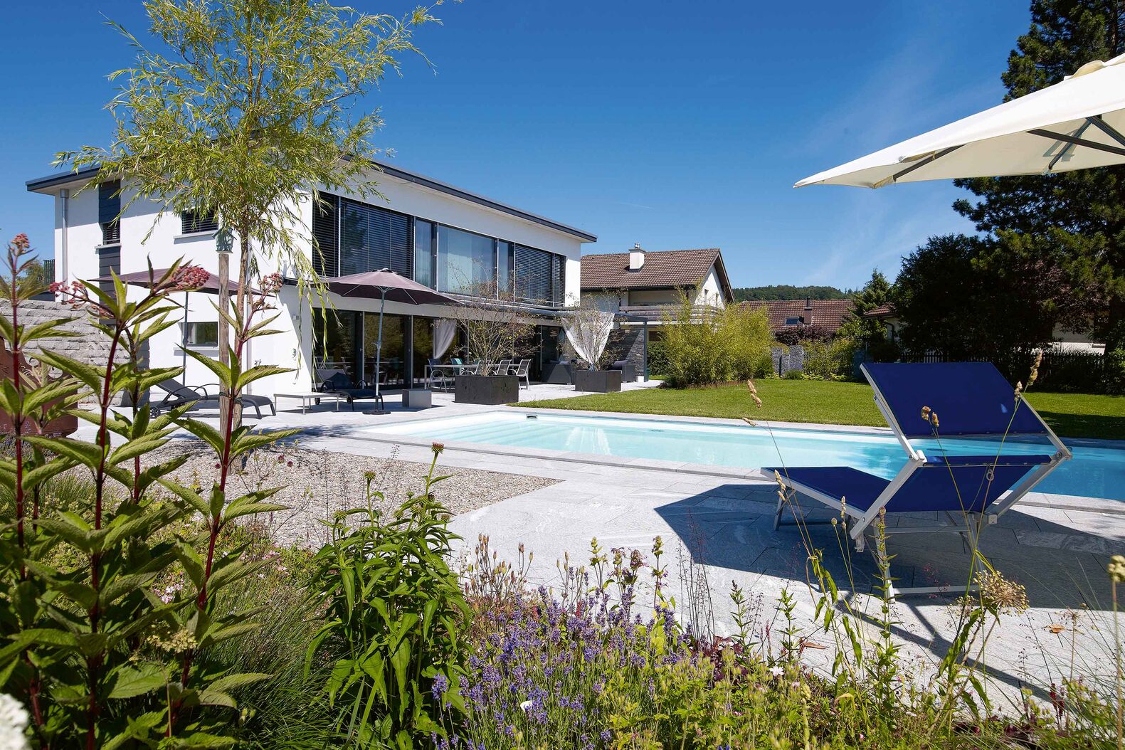 Der Swimmingpool aus Schweizer Fabrikation wird mit einer Folie ausgekleidet, die in Farbe und Muster wählbar ist. Gut zu wissen: Beim Bau wird kein Beton benötigt, wodurch die Bauzeit verkürzt wird. AC Schwimmbadtechnik AG, www.ac-schwimmbadtechnik.ch