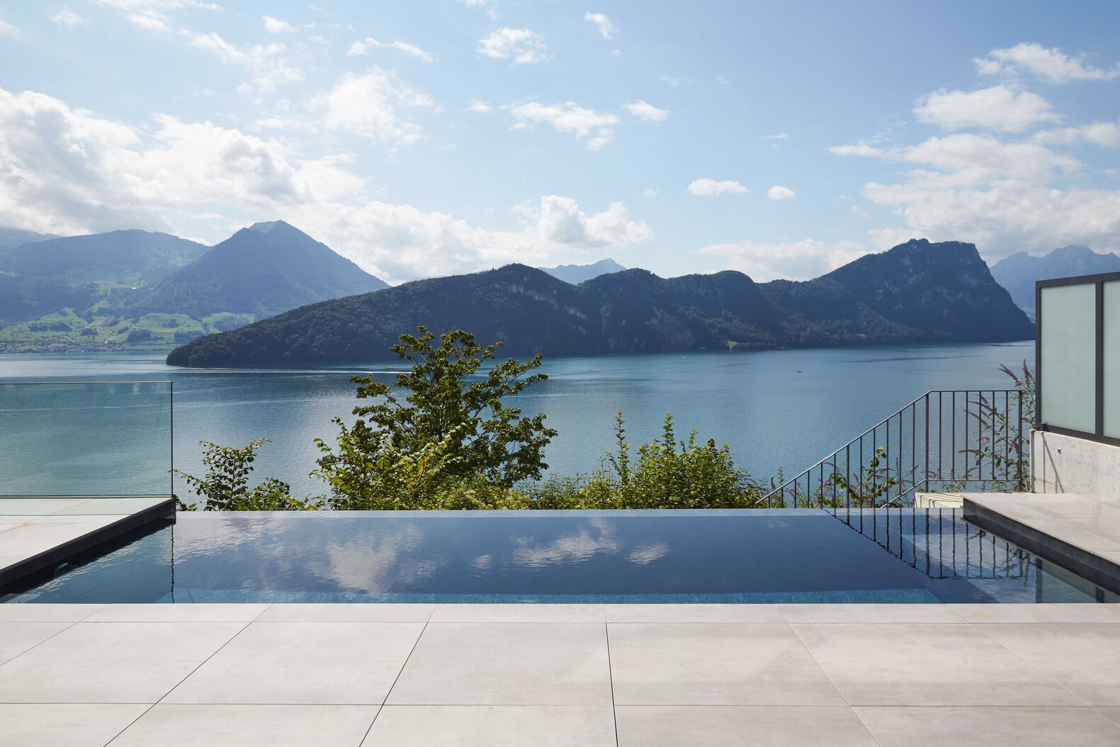 Luxuriös: Der Infinitypool wurde mit einer Sitzbank und Haltestangen ausgestattet. Die Rolladenabdeckung hält Schmutz draussen. Abends setzen LED-Lichter den Pool in Szene. Vita Bad AG, www.vitabad.ch